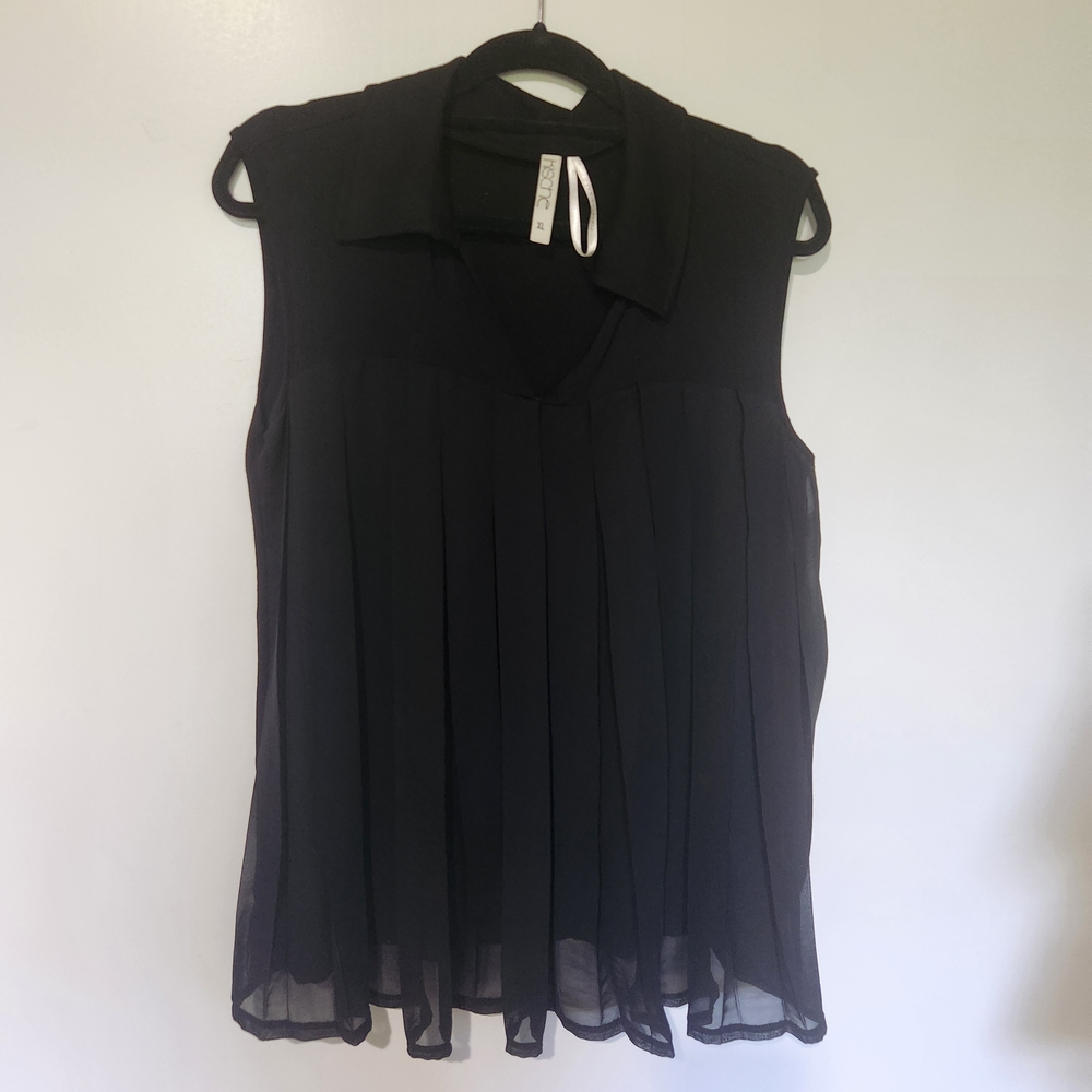 Kische Sleeveless Black Pleated V-Neck Blouse